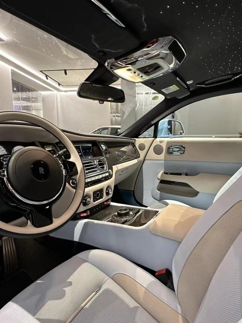 劳斯莱斯内饰长什么样_劳斯莱斯最豪华内饰_体验极致奢华：劳斯莱斯的内饰设计